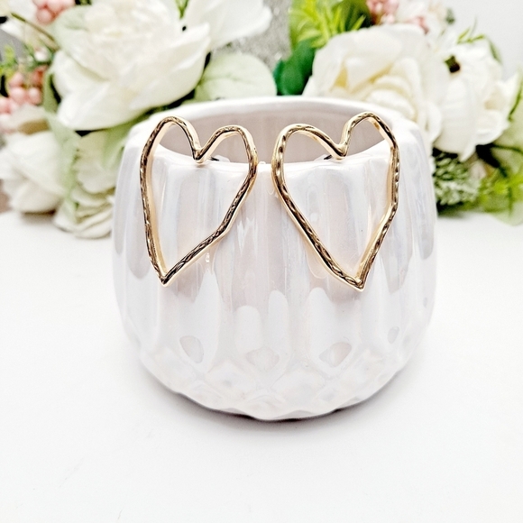 💖 2/$30 Gold hoop Hammered heart shaped boho big oversized stud earrings - Picture 7 of 9